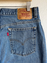 Load image into Gallery viewer, Vintage Levi&#39;s 512 Jeans - 35&quot; Waist
