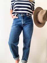 Load image into Gallery viewer, Vintage Levi&#39;s 560 Jeans - 32&quot; Waist
