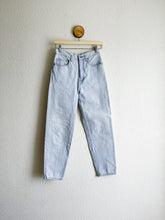 Load image into Gallery viewer, Vintage GUESS Jeans - 26&quot; Waist
