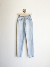Load image into Gallery viewer, Vintage Levi&#39;s 512 Jeans - 25” Waist
