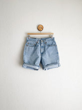 Load image into Gallery viewer, Vintage Levi&#39;s 550 Jean Shorts - 30&quot; Waist
